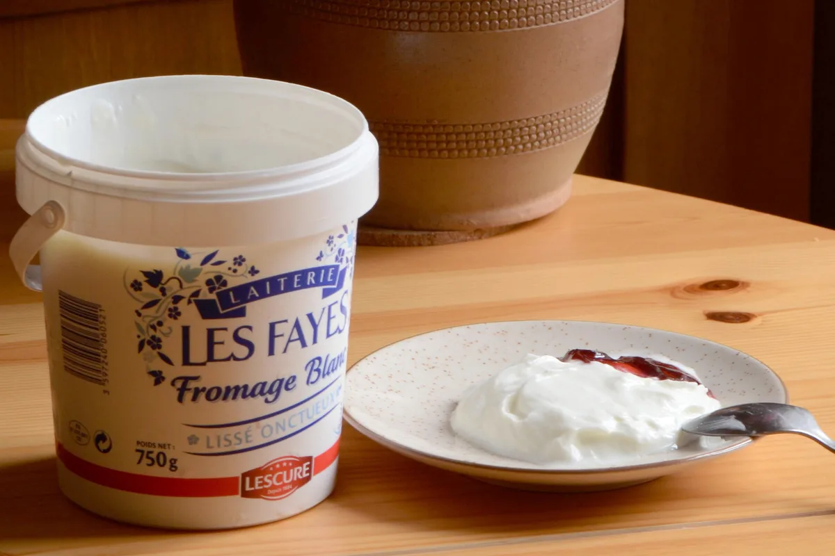 Bol de fromage blanc : peut-on le manger une fois la date dépassée ?