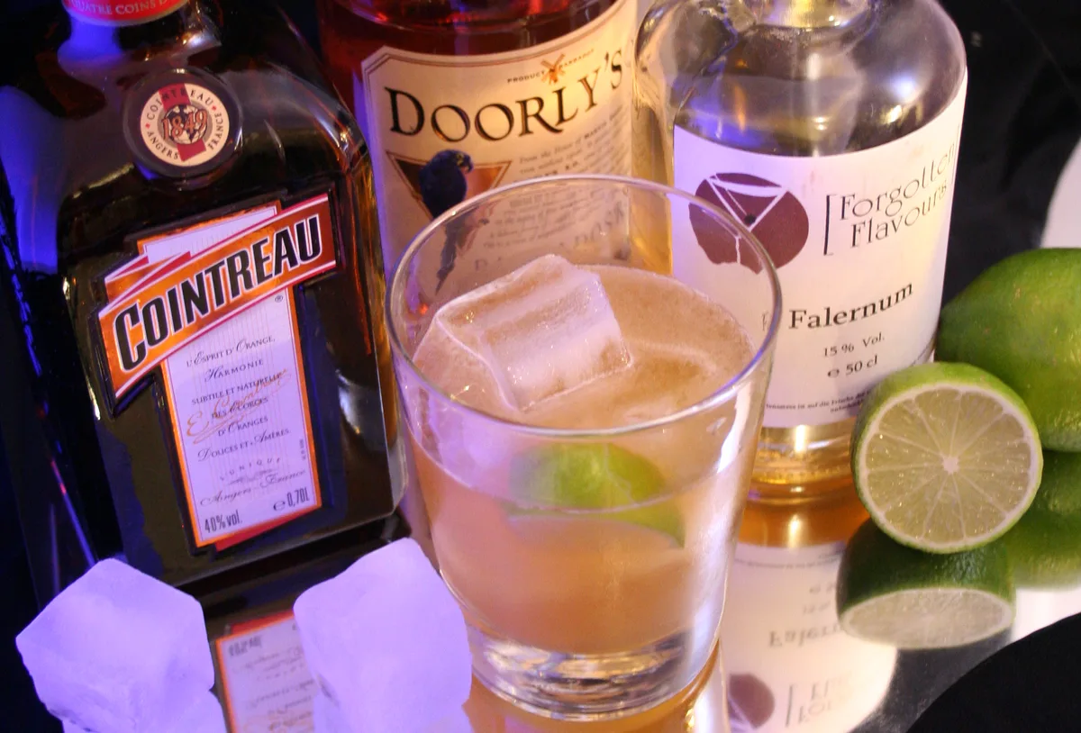Verres de punch et de planteur antillais aux fruits tropicaux