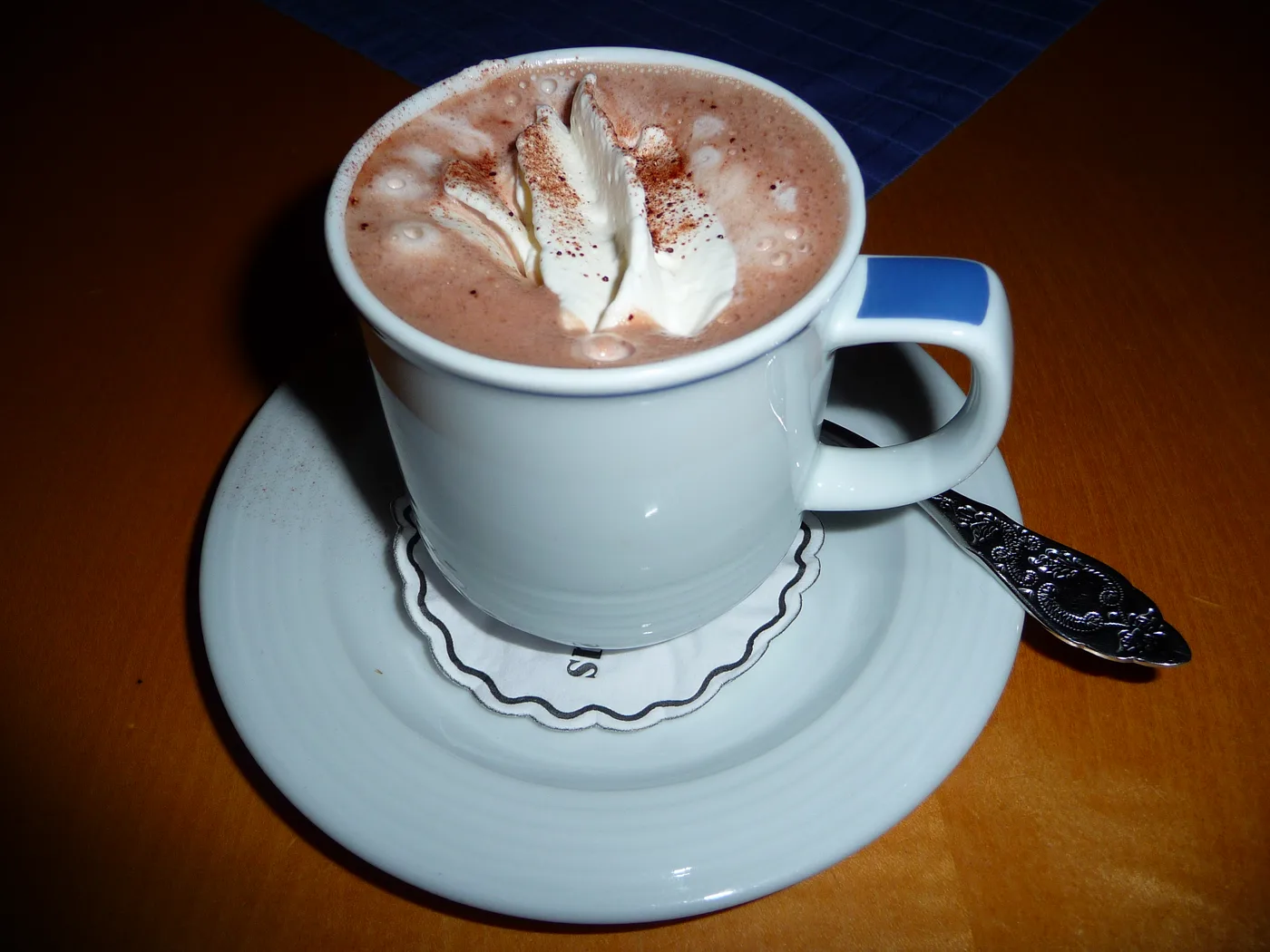 Bol de boisson chocolatée maltée, comme le Tonimalt au petit-déjeuner